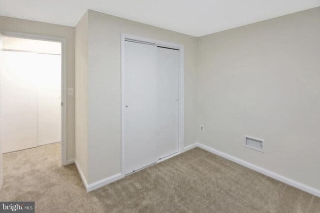Building Photo - 890 Bayridge Dr