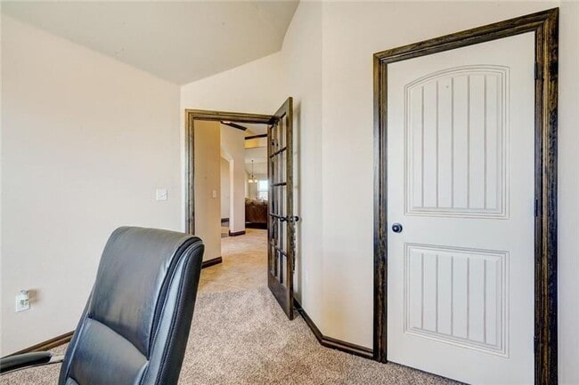Building Photo - St James Park Home in Norman - Community Pool!  Available in April!