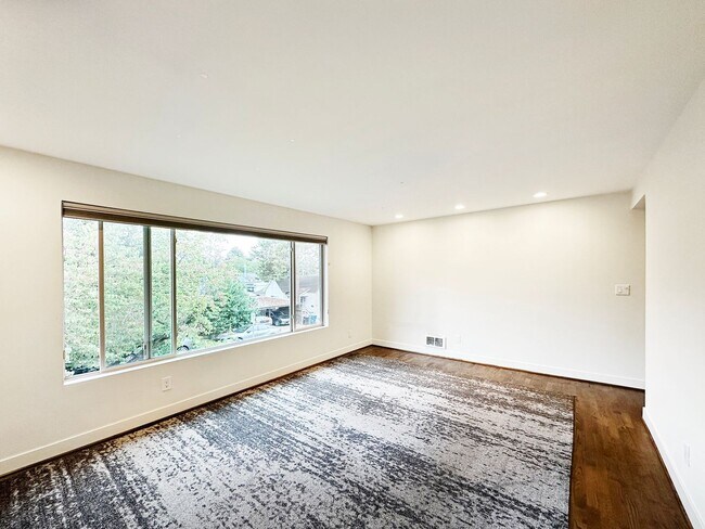Building Photo - 2Bd/1Ba Seattle Duplex
