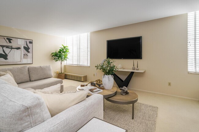 Building Photo - 1000 Urlin Ave