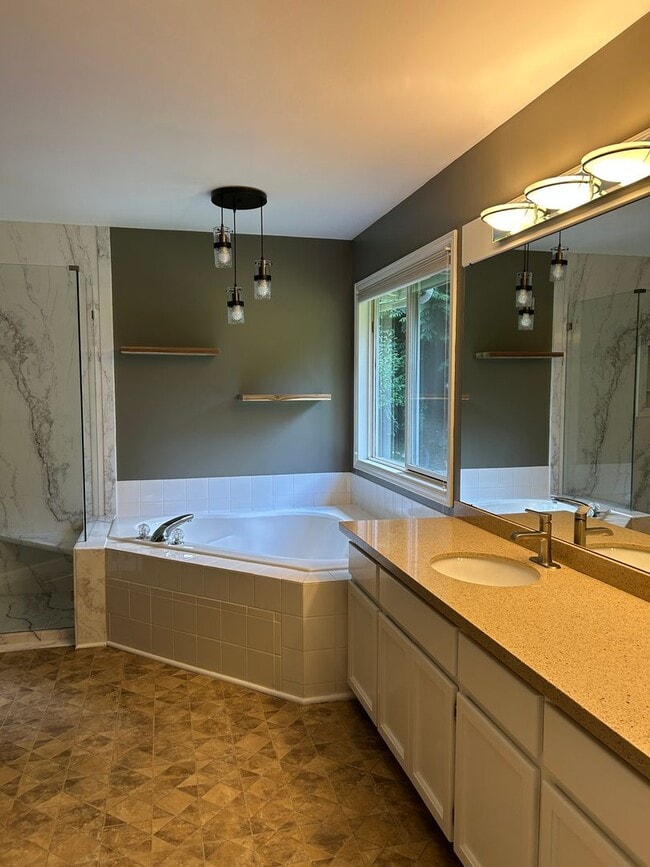 Building Photo - 3bd/2.5ba Redmond Home
