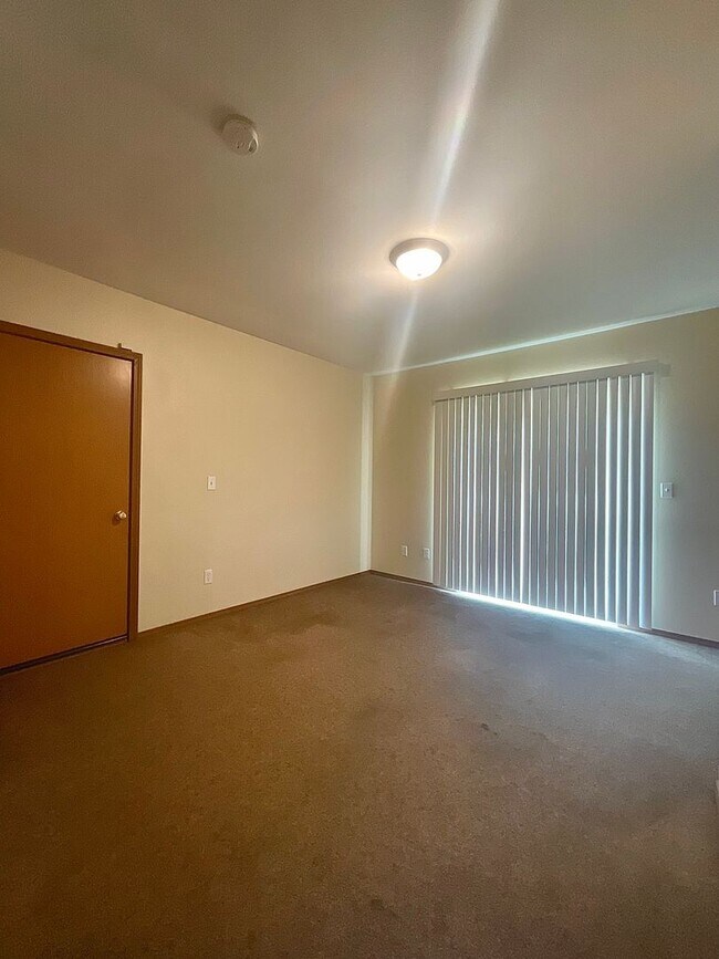 Building Photo - Spacious 3 Bedroom, 2 Bathroom Home!