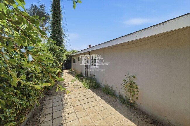 Building Photo - 186 E 21st St