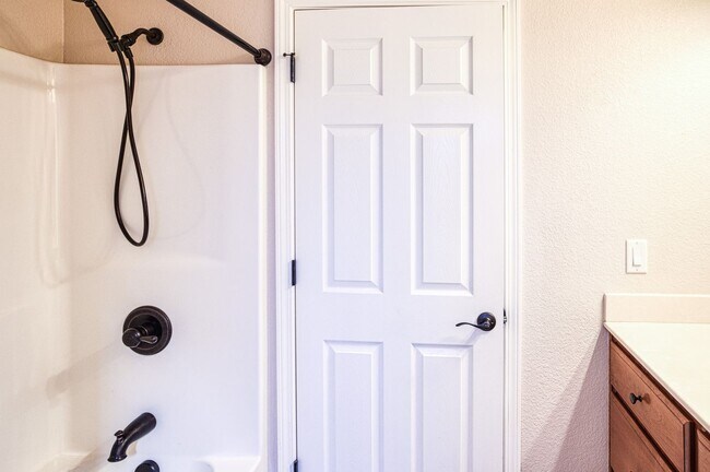 Building Photo - 16 Jubileo Ln