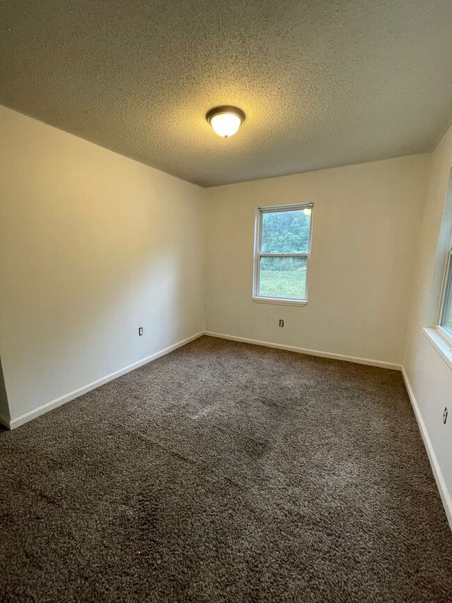 Building Photo - COMING SOON! Cute 2 Bedroom, 1 bathroom in...