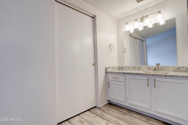 Building Photo - 2215 W Augusta Ave