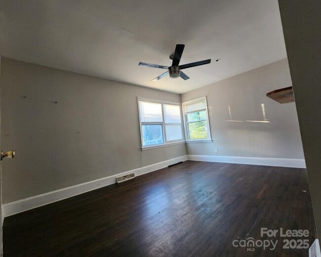 Building Photo - 3337 Eastway Dr