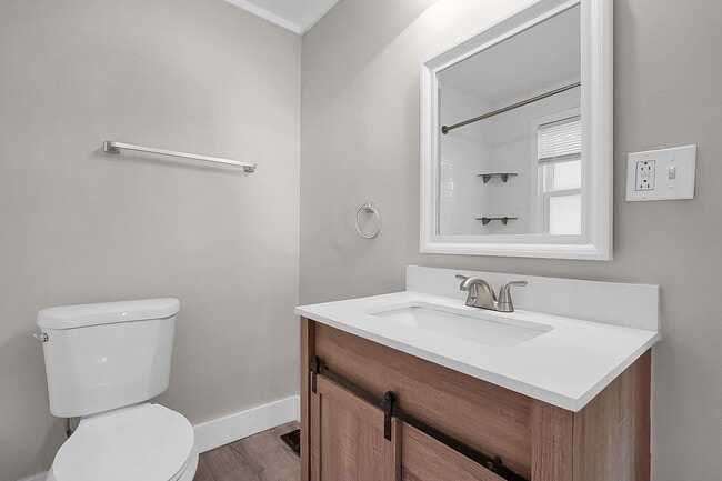 Building Photo - Newly Updated 2 Bedroom Home – Bright, Mod...