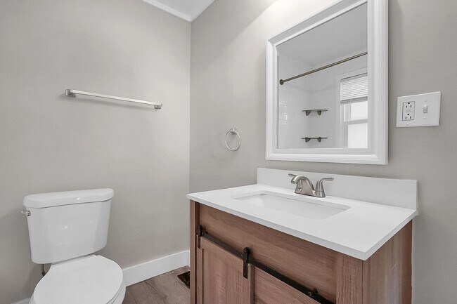 Building Photo - REDUCED - Newly Updated 2 Bedroom Home $950 RENT