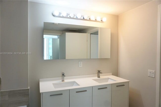Building Photo - 1300 Brickell Bay Dr