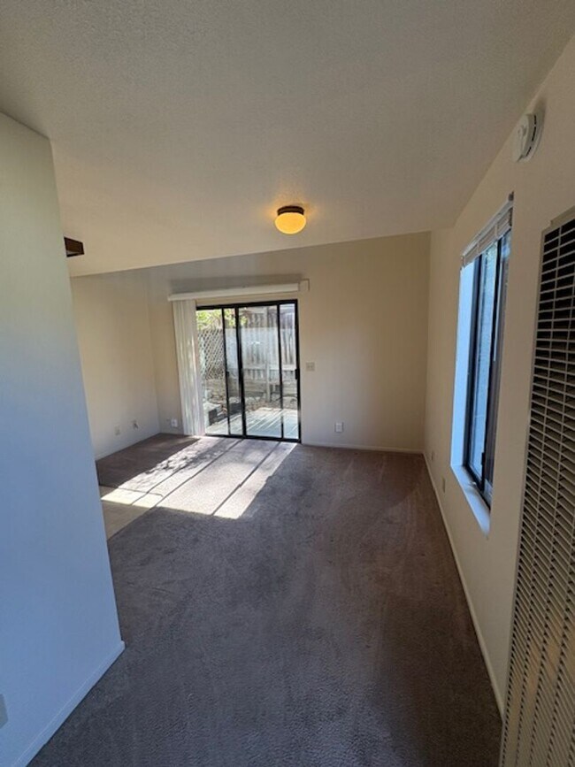 Building Photo - 1215-1219 Bond St