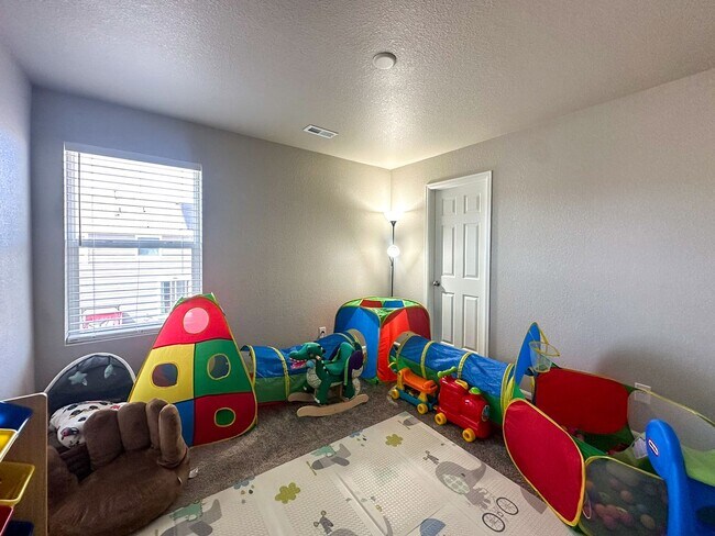 Building Photo - Almost Brand New Meadowlark 4bd 3.5ba home