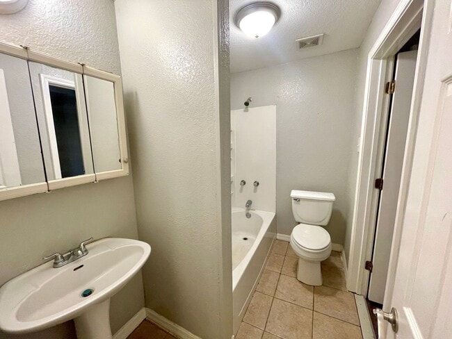 Building Photo - 2 Bed / 1 Bath Apartment