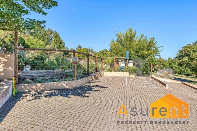 Building Photo - Stunning Home with Beautiful views of Ashland Available Soon!