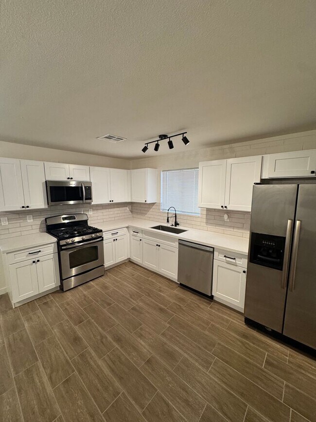 Building Photo - Fully upgraded home with garage!