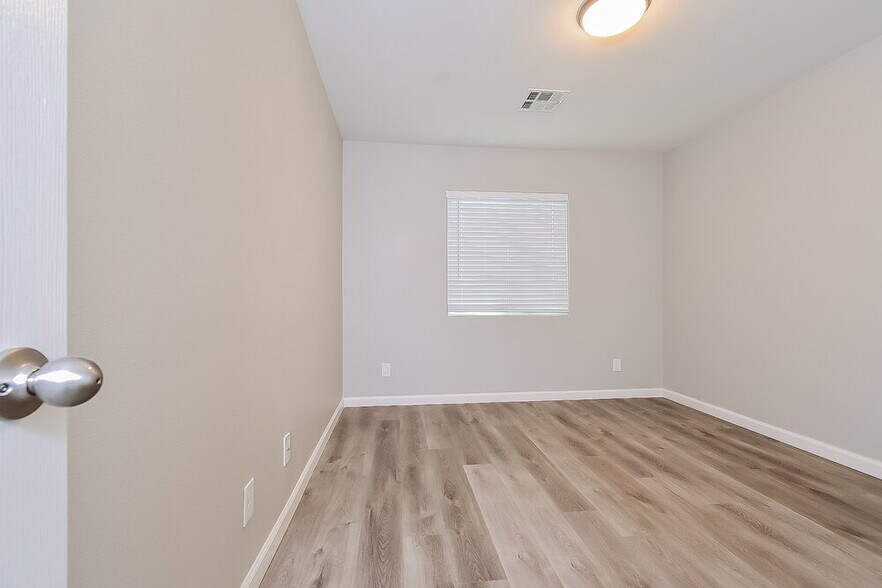 Building Photo - 10569 Hamdem Ave