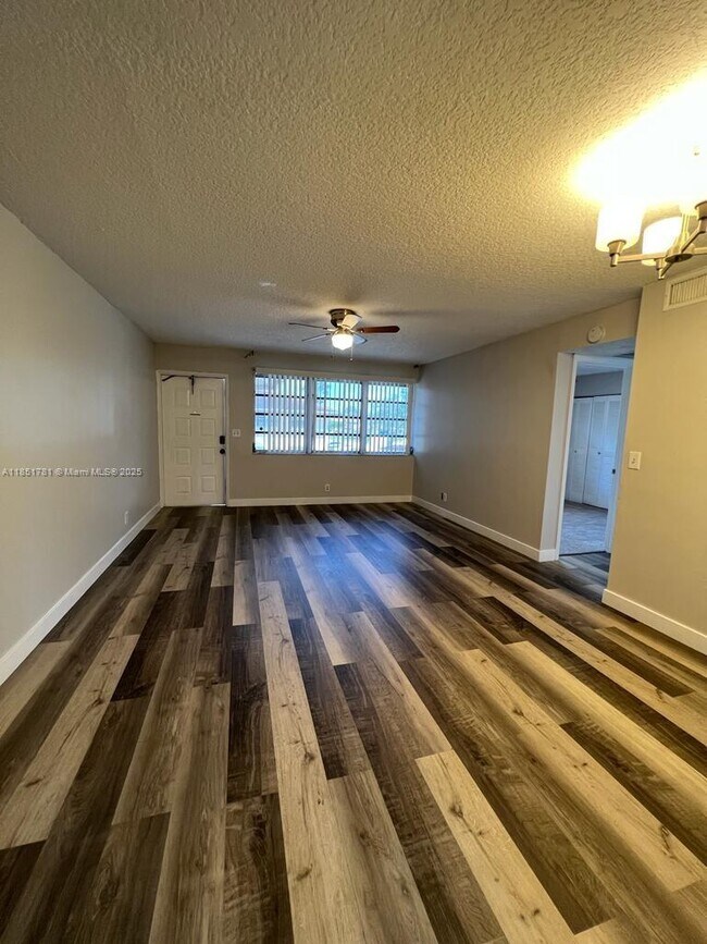 Building Photo - 9992 Twin Lakes Dr