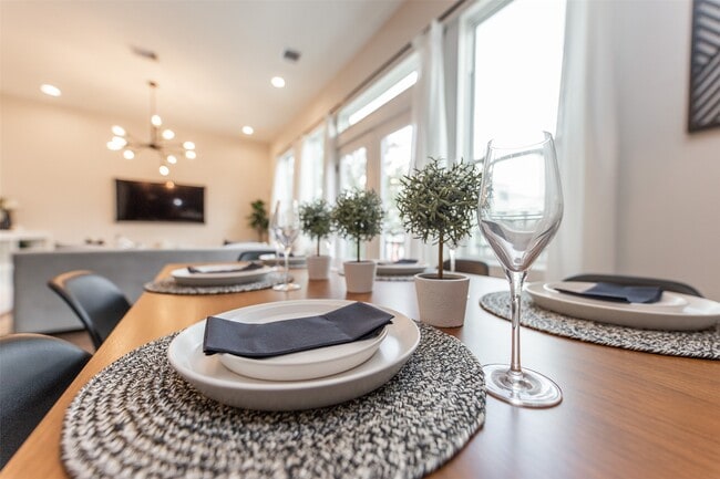 Building Photo - 605 Middle St