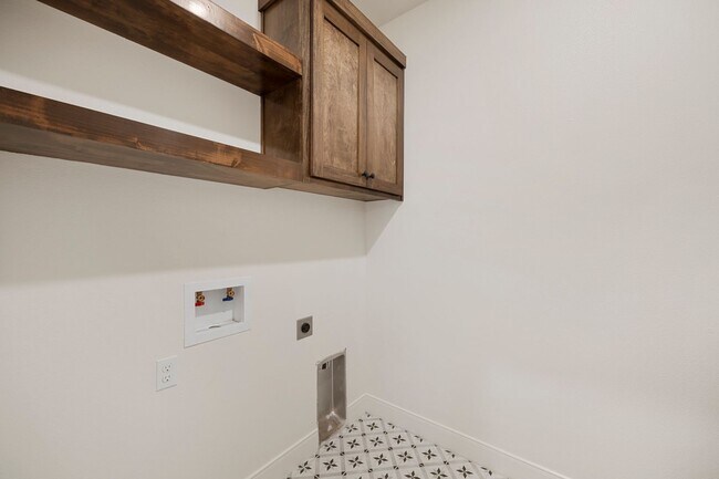 Building Photo - 4 bedroom in Flint! Only 2 years old!