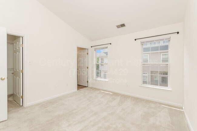 Building Photo - 1030 Harrison Cir