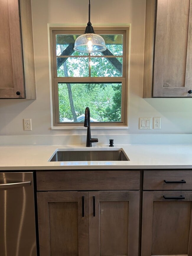 Building Photo - West AVL - 1/1 Like New Duplex