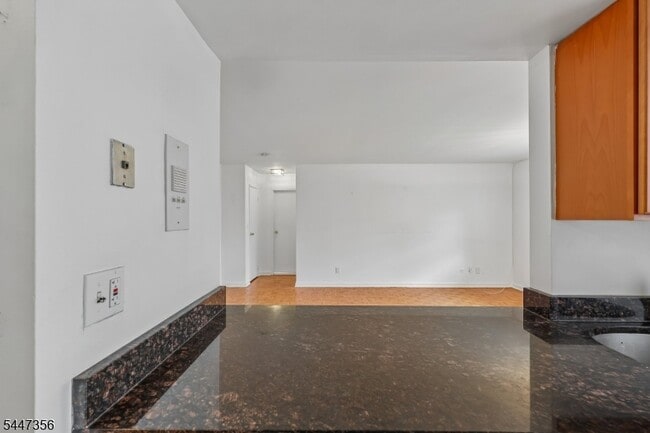Building Photo - 135 S Maple Ave