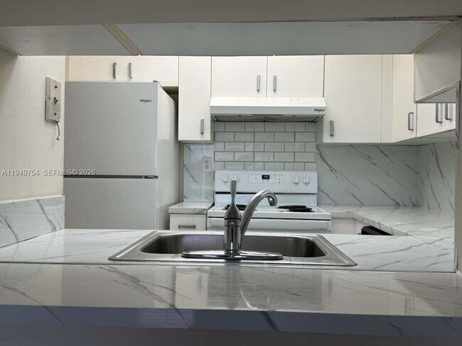 Building Photo - 9688 Fontainebleau Blvd