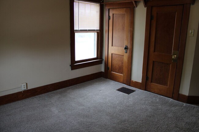 Building Photo - House for rent! 2 kitchens 3 Baths! Close ...