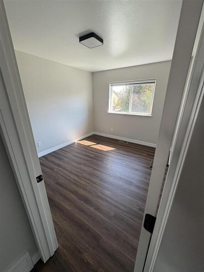 Building Photo - Beautiful 5 bedroom home