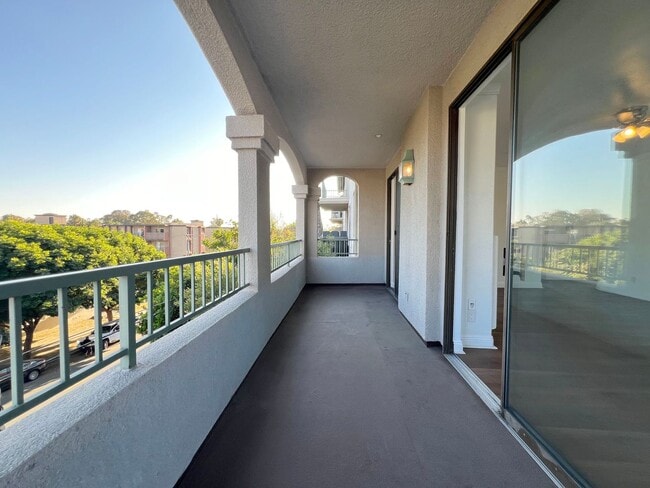 Building Photo - **555 Maine Ave #304 Long Beach** 3 bedroom 2 bath condo less than 5 miles from the beach