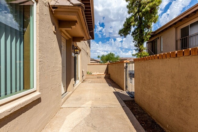 Building Photo - Charming 2-Bed Townhome with Community Poo...