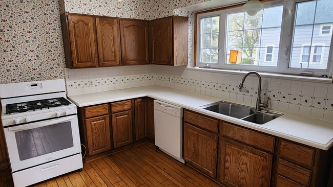 Building Photo - Four Bedroom Single Family home in Derreck...