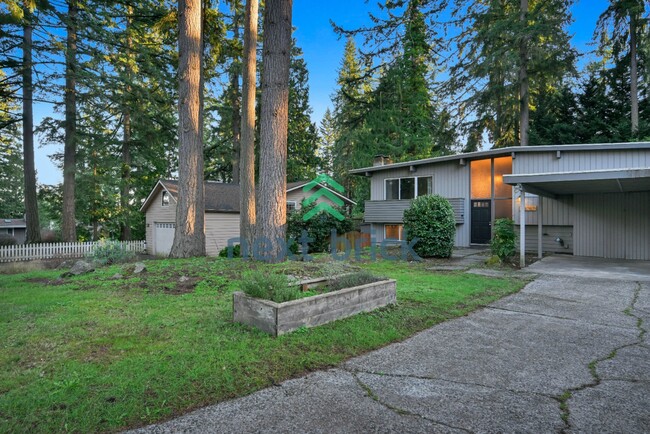 Building Photo - Welcome to this beautifully located 4-bedroom, 2-bath