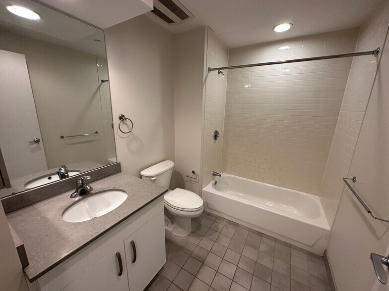 Building Photo - 587 Albany St