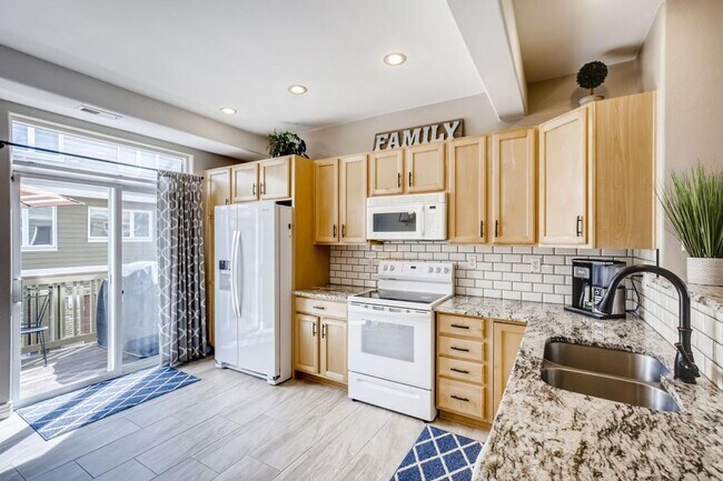 Building Photo - 2 bedromm, 2 bath townhome with attached 2...