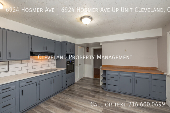 Building Photo - Newly Renovated Cleveland Duplex