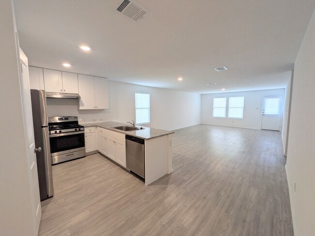 Building Photo - Fresh and Clean in New Braunfels!!