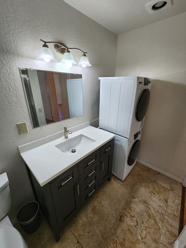 Building Photo - 3 Bedroom 2 Bath Upper Unit in Mira Mesa