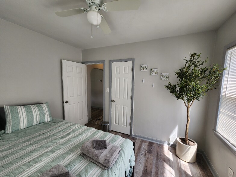 Building Photo - 626 N Oliver St