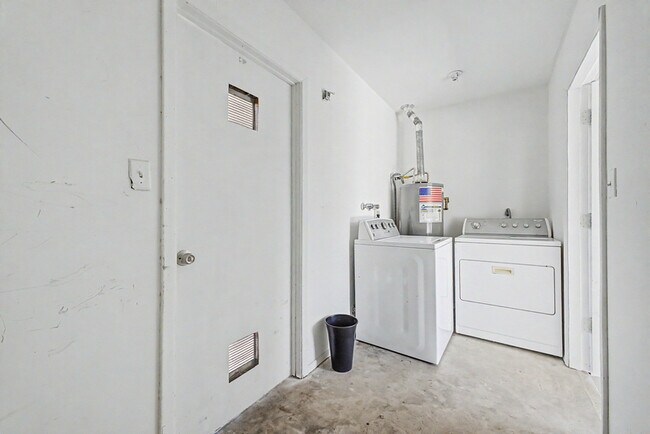 Building Photo - 2822 E Willow Ave