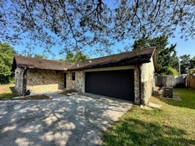 Building Photo - Beautiful home with backyard!