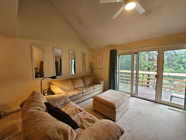 Building Photo - 1 Bedroom, 1.5 Bath Quarry Townhouse
