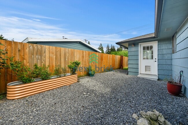 Building Photo - Charming 3-Bed, 2-Bath Remodeled Home in Prime Edmonds Location!