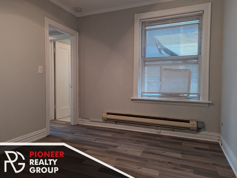 Building Photo - 429 W Roscoe St