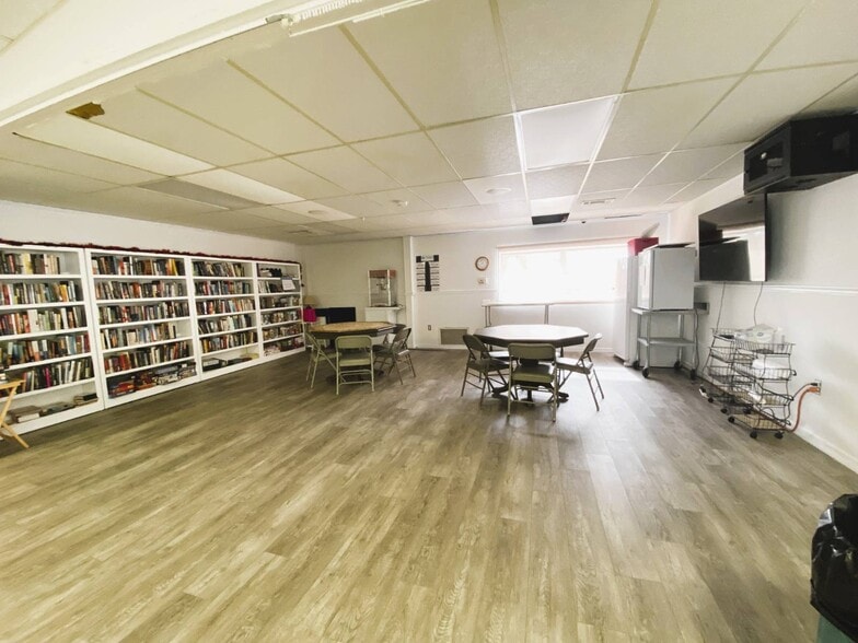 Building Photo - 12 Shoreland Dr