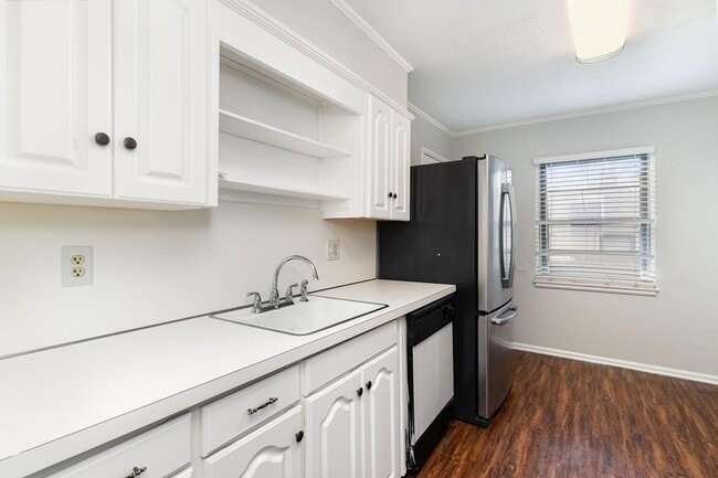 Building Photo - 910 Reverchon Dr