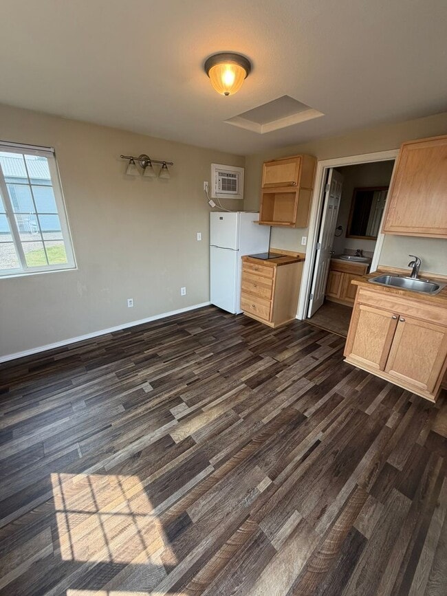 Building Photo - 1228 Cascade Dr