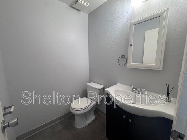 Building Photo - 2121 W Hayward Ave