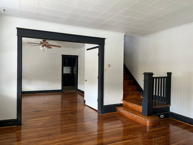 Building Photo - 427 Custer Ave