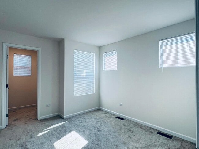 Building Photo - 5935 Hawkweed Dr